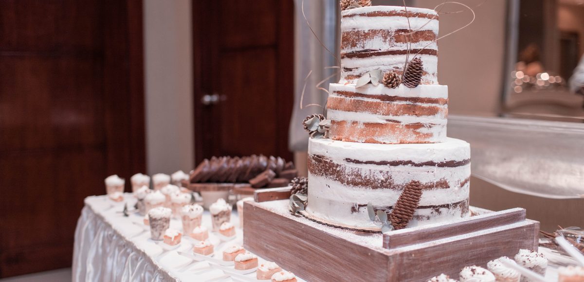 Comment décorer un wedding cake avec des fleurs ?